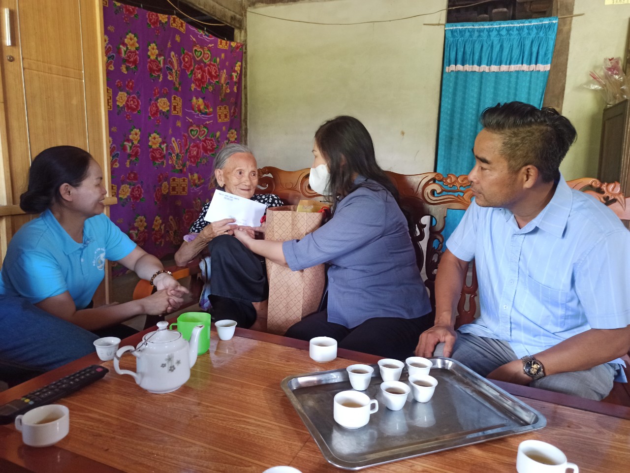 Đồng chí  Phương Thị Thanh thăm, tặng quà người có công tại  huyện Ba Bể