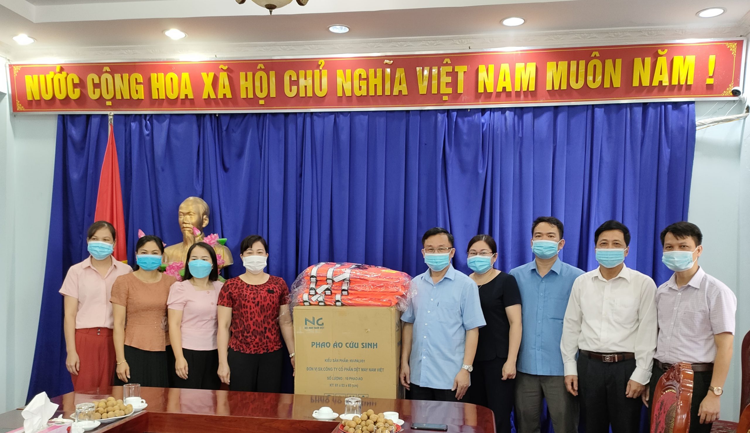 Đồng chí Phó Chủ tịch UBND tỉnh tặng 350 áo phao cứu sinh cho huyện Ba Bể