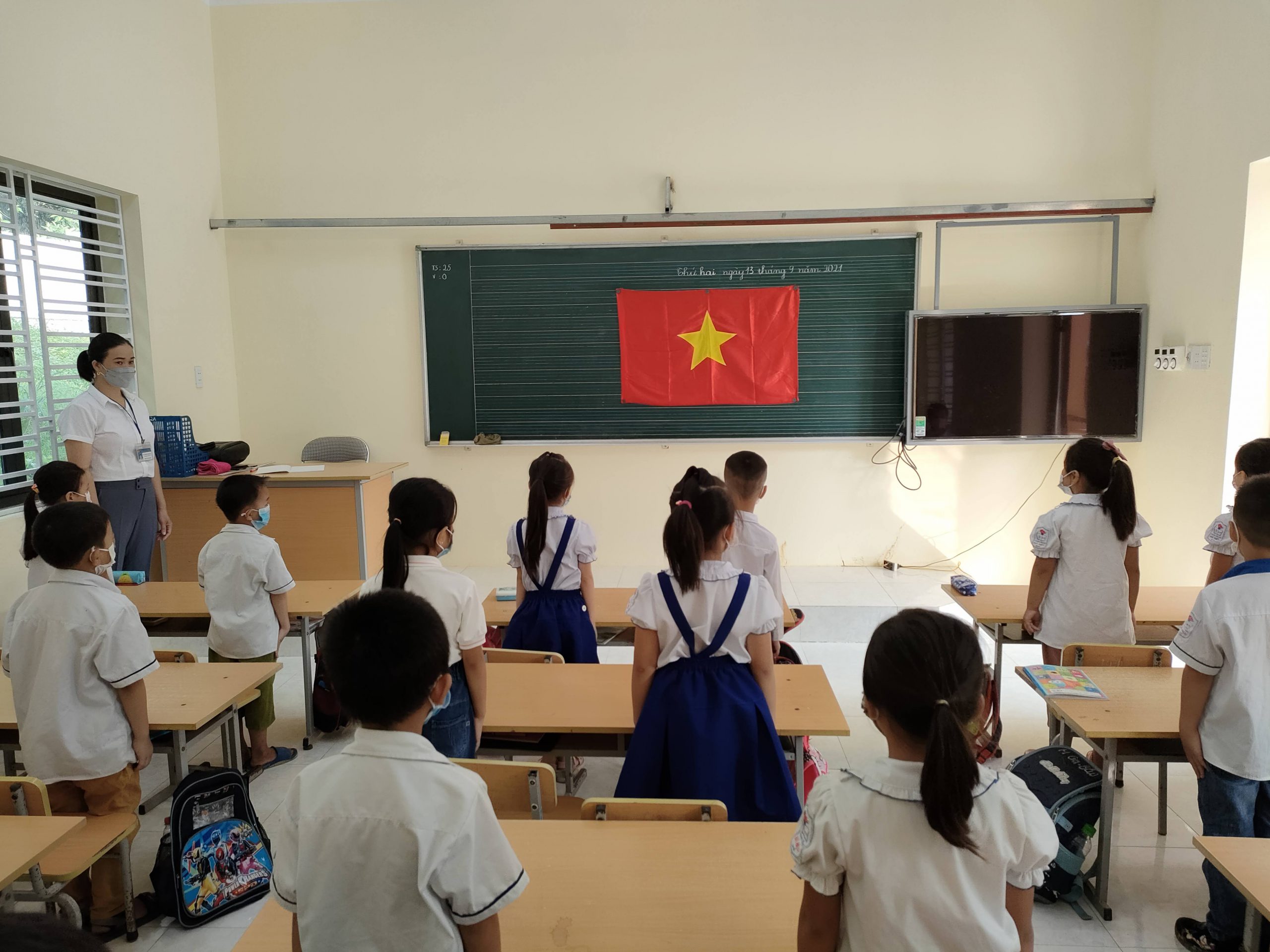 Ba Bể: Học sinh chào cờ trong lớp phòng chống dịch bệnh Covid-19