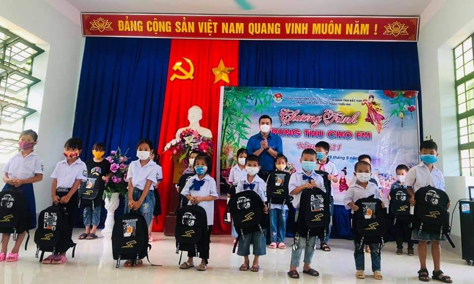 Trao quà Tết trung thu cho học sinh nghèo Trường Tiểu học Thượng Giáo