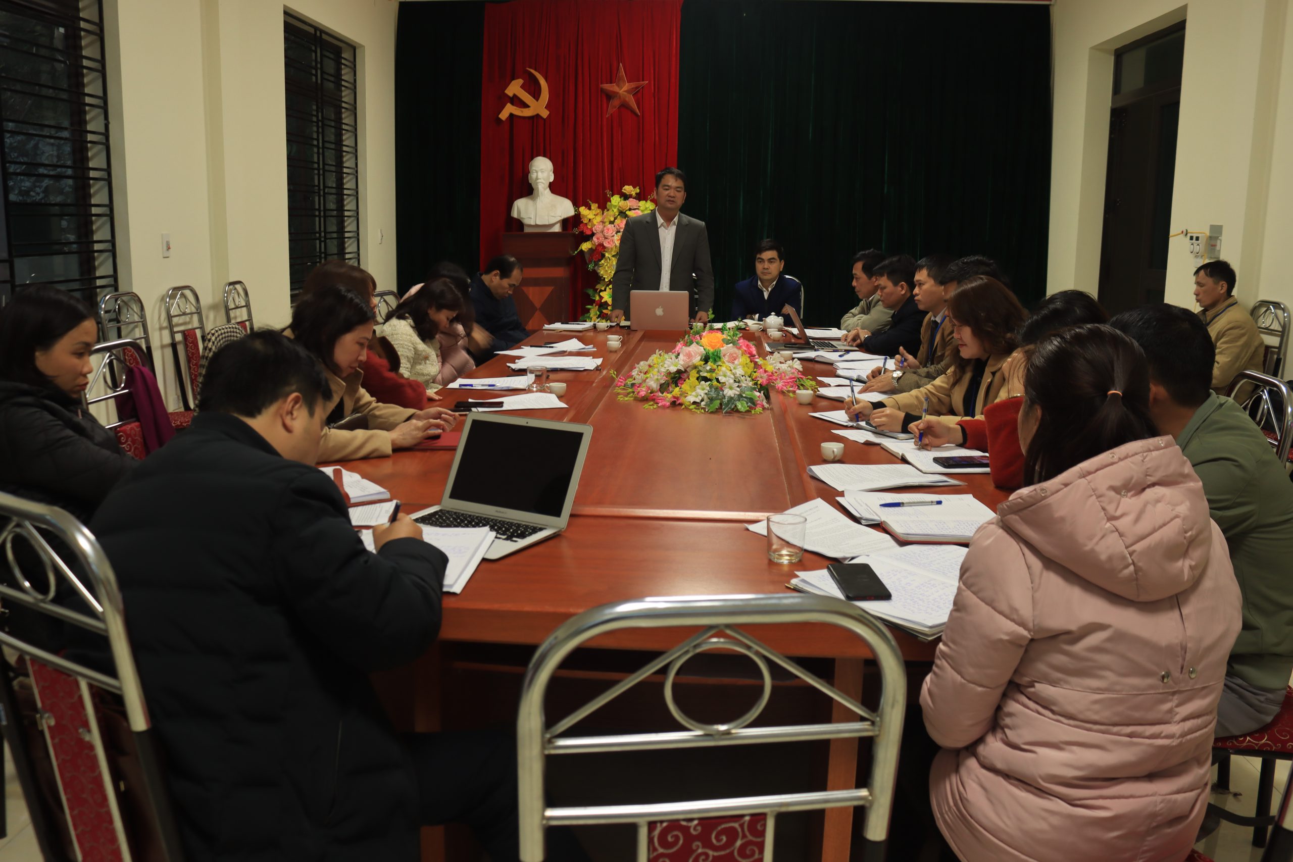 Đồng chí Chủ tịch UBND huyện Lưu Quốc Trung kiểm tra tình hình thực hiện nhiệm vụ đầu năm tại Thị trấn Chợ Rã