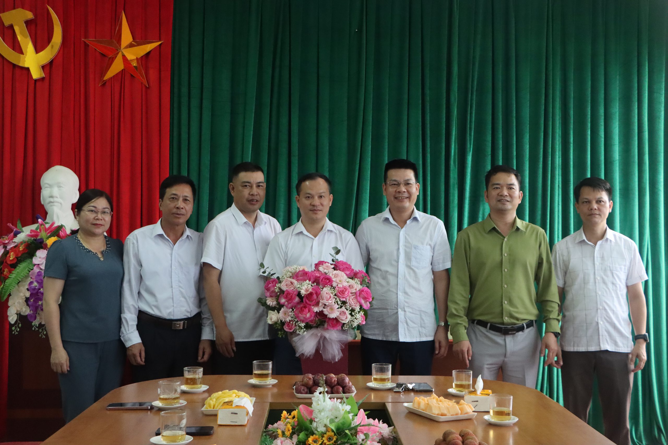 Thường trực HU-HĐND-UBND huyện tặng hoa chúc mừng kỷ niệm 98 năm Ngày Báo chí cách mạng Việt Nam