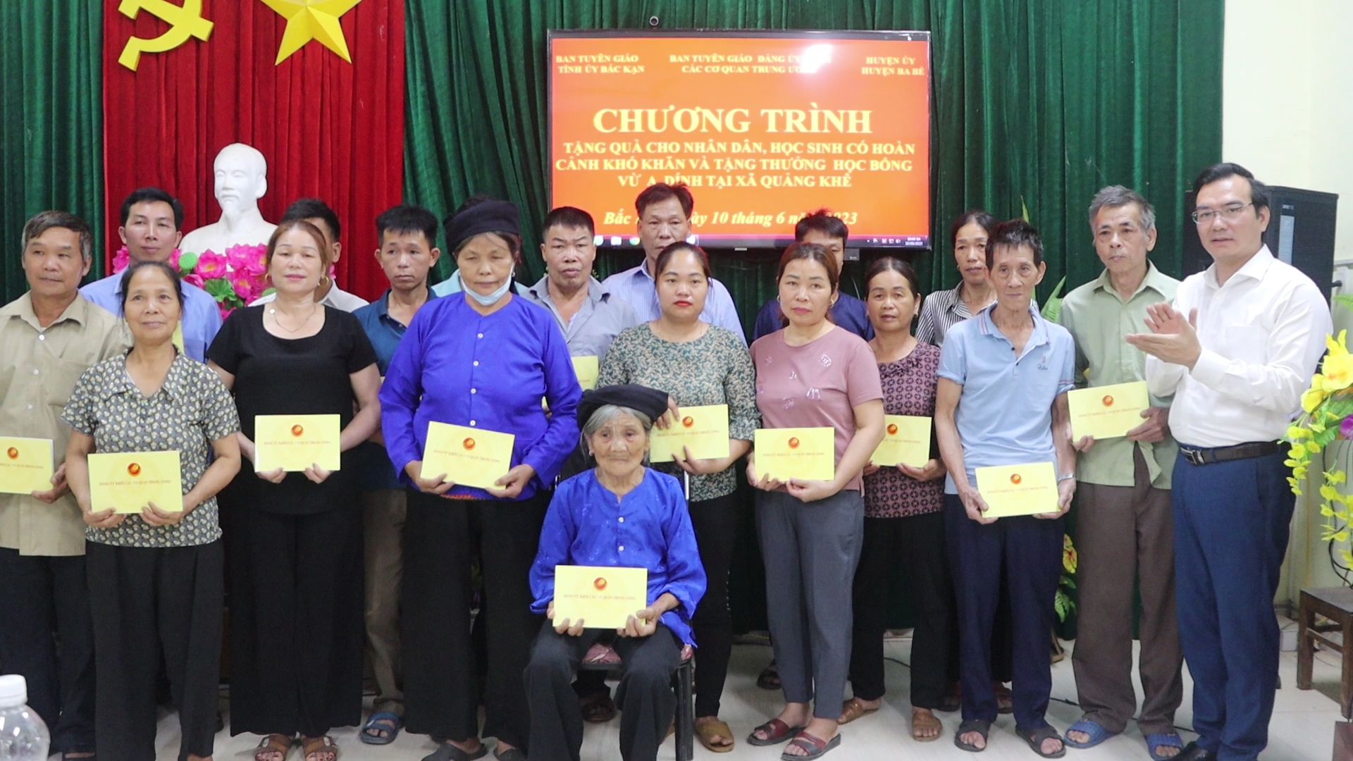 Tặng quà cho nhân dân học sinh có hoàn cảnh khó khăn tại xã Quảng Khê
