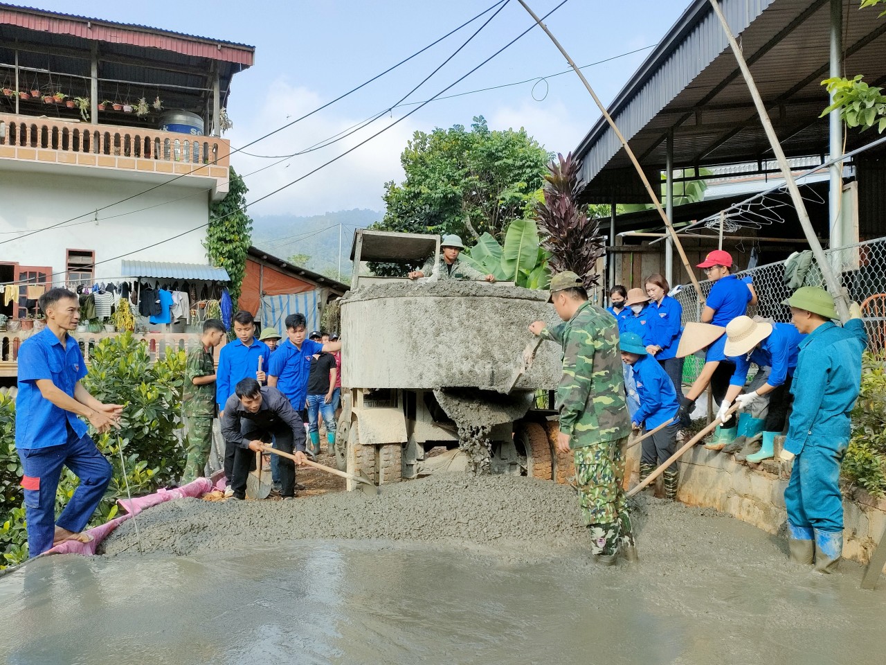 Giúp đỡ xã Phúc Lộc làm đường giao thông nông thôn
