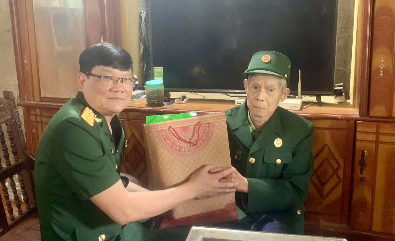 Hội CCB huyện Ba Bể thăm, tặng quà chiến sĩ Điện Biên