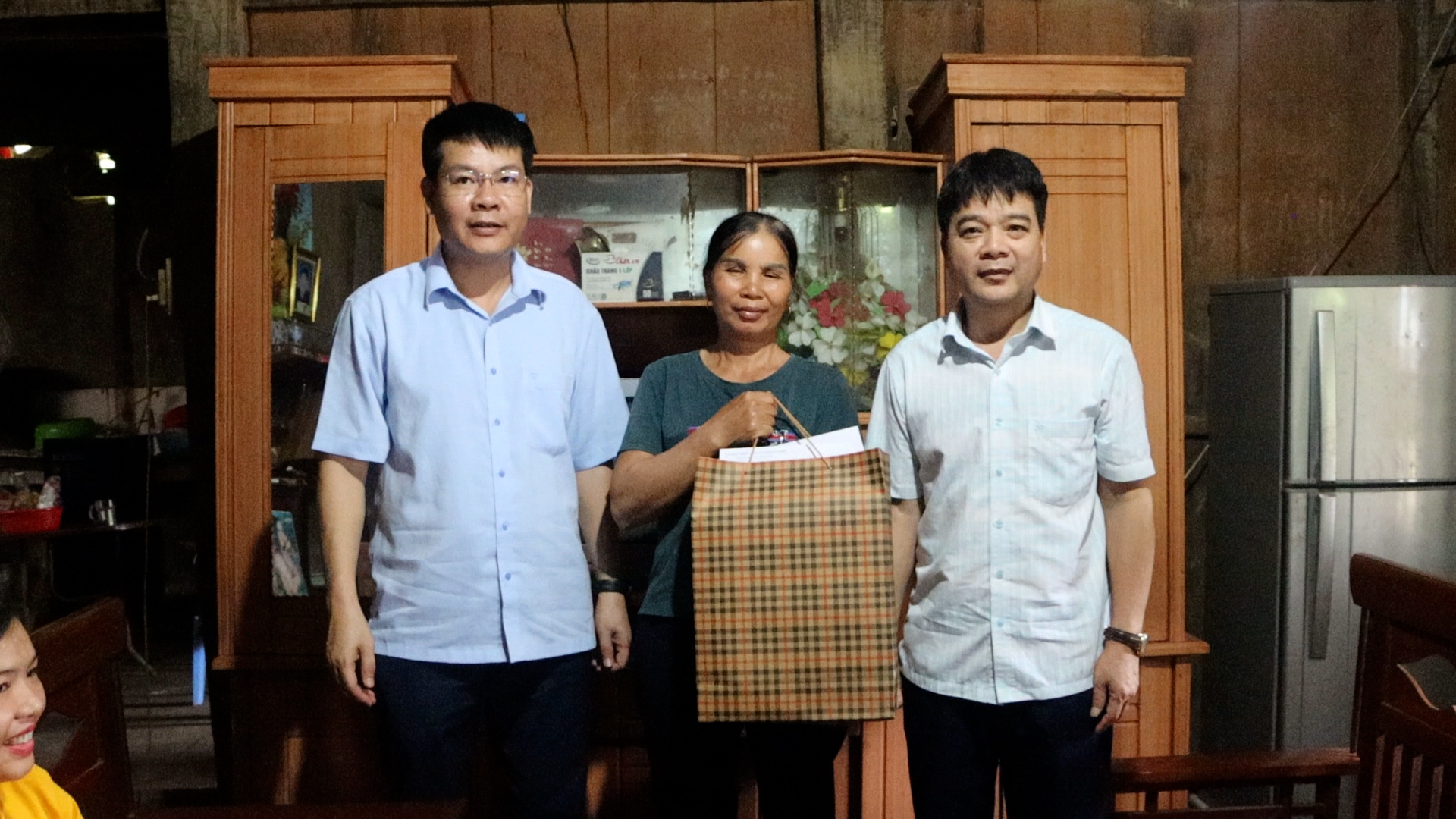 Đồng chí Bí thư Huyện ủy tặng quà gia đình chính sách tại xã Khang Ninh