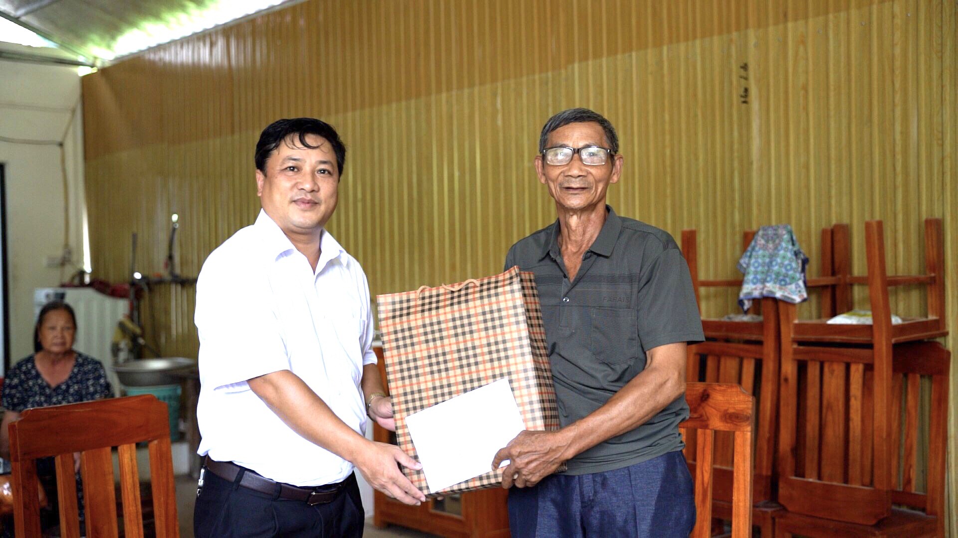 Đồng chí Chủ tịch UBND Huyện thăm tặng quà gia đình chính sách, người có công tại xã Bành Trạch